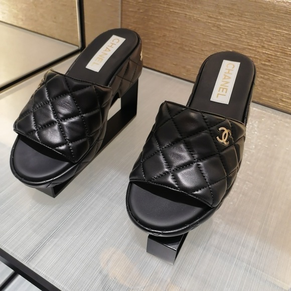 Chanel 23C quilted leather interlocking CC slides size 40 - Picture 6 of 16
